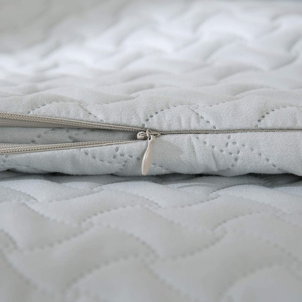 WYNTEX Luxurious 3 Piece Quilt Set Microfiber Geometric Pattern Ultra Soft Bedspread Coverlet with Shams